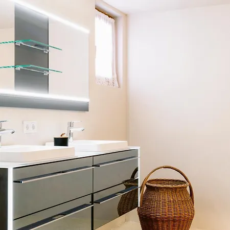 Hugo - Der Bodenstaendige - Huusa Im Bregenzerwald *